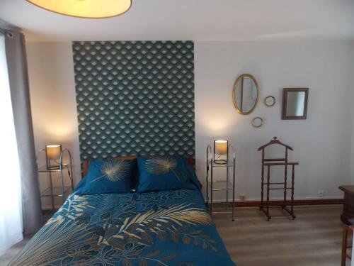 um quarto com uma cama azul com almofadas azuis em Maison Sweet Cabana plein centre em Cherbourg en Cotentin