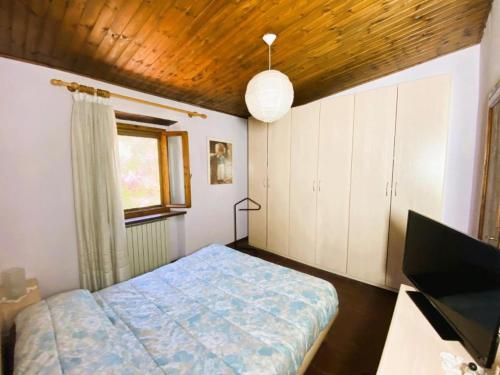 ein kleines Schlafzimmer mit einem Bett und einem Fenster in der Unterkunft La casa del Mike in Borgo a Mozzano