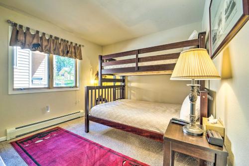 - une chambre avec des lits superposés et un bureau avec une lampe dans l'établissement Incline Village Condo 1 Mi to Tahoe Beaches!, à Incline Village