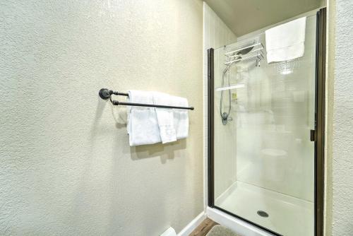La salle de bains est pourvue d'une douche et d'une cabine de douche en verre. dans l'établissement Incline Village Condo 1 Mi to Tahoe Beaches!, à Incline Village