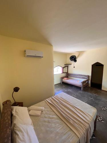 A bed or beds in a room at Pousada Akronos
