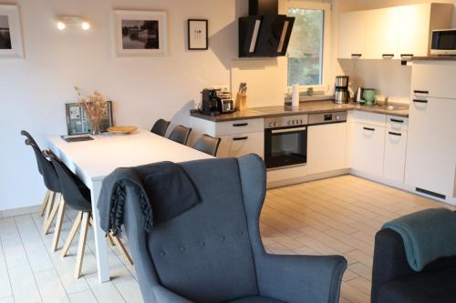 uma cozinha com mesa e cadeiras num quarto em Auszeit am See em Plau am See