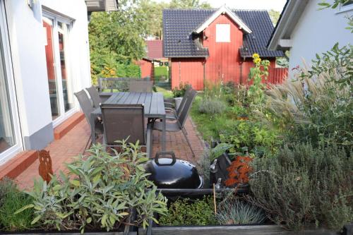 un jardín con parrilla, mesa y sillas en Auszeit am See en Plau am See