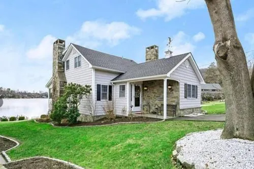 Candlewood Lake House in Danbury