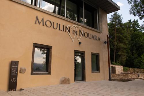 un bâtiment avec le dmg novooma de montagne écrit sur lui dans l'établissement Le Moulin de Nouara, à Ambert