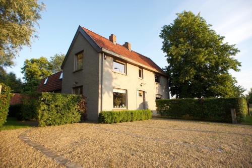 una casa con una entrada delante de ella en De Weide Wereld en Beernem