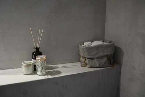 a shelf with a towel and a basket of towels at Μικρή Ζήρεια Ενοικιαζόμενη Κατοικία in Synikia Mesi Trikalon