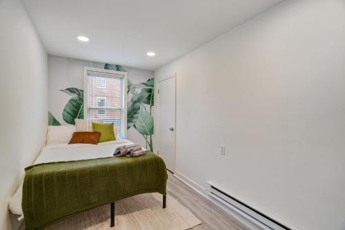 a bedroom with a bed with a green ottoman at Luxurious 2BD family friendly, central in Philadelphia
