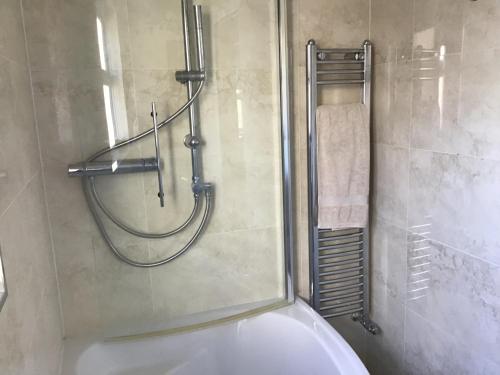 La salle de bains est pourvue d'une douche, d'une baignoire et de toilettes. dans l'établissement A place to stay in Stoke Gifford, à Bristol