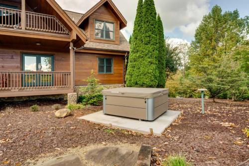 Hot Tub and Game Room Spacious Nebo Cabin!にある庭