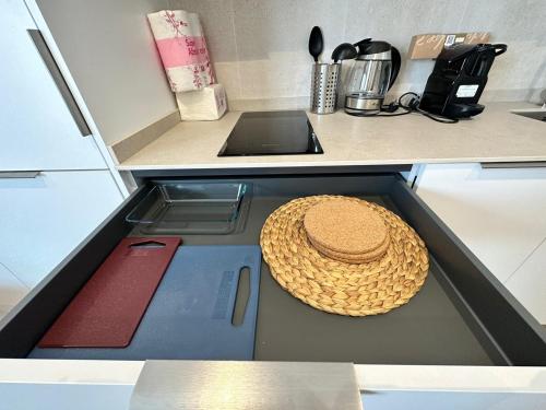 un sombrero sentado en una caja en una cocina en Castilla Luxury 2B Apartment, en Madrid