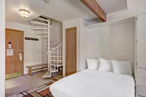 Un pat sau paturi într-o cameră la River Mountain Lodge by Breckenridge Hospitality
