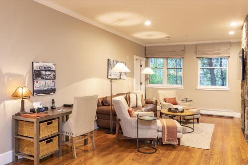 ein Wohnzimmer mit Sofa und Tisch in der Unterkunft River Club 105 by Alpine Lodging Telluride in Telluride