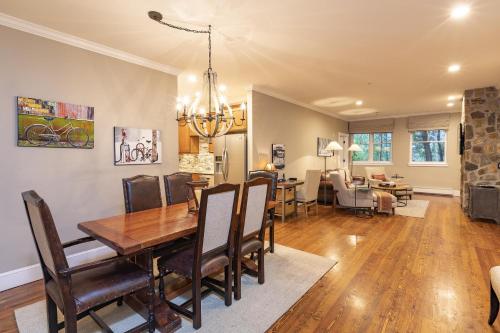 ein Esszimmer und ein Wohnzimmer mit Tisch und Stühlen in der Unterkunft River Club 105 by Alpine Lodging Telluride in Telluride