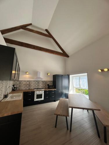 - une cuisine avec une table en bois dans une chambre dans l'établissement Entre lacs et montagnes, à La Motte-Saint-Martin