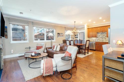 Χώρος καθιστικού στο River Club 101 by Alpine Lodging Telluride