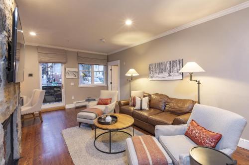 Χώρος καθιστικού στο River Club 102 by Alpine Lodging Telluride