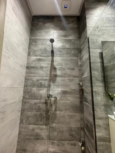 eine Dusche mit Glastür im Bad in der Unterkunft Apparemment de luxe Bouznika in Bouznika