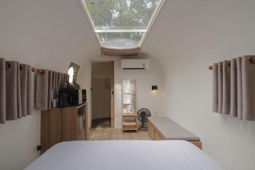 - une chambre avec un lit et une lucarne dans l'établissement Sky The Campers, à Chiang Dao