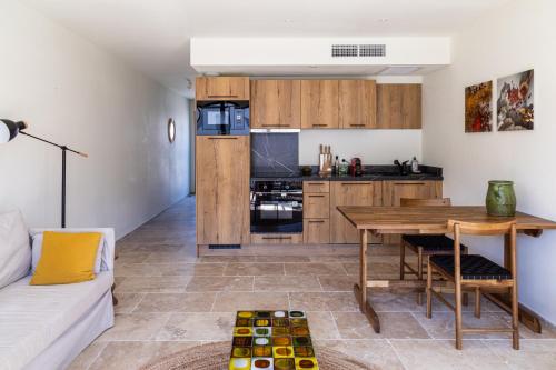 A kitchen or kitchenette at residentie Gaugin C4