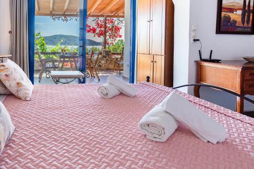 Кровать или кровати в номере Vassilia on the beach Serifos