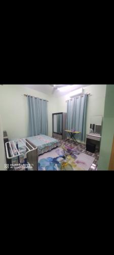 1 dormitorio con cama y escritorio. en Homestay kolam pok awie kg teluk menara manir Kuala terengganu, en Kuala Terengganu