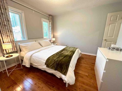 Un pat sau paturi într-o cameră la Charming Home in Prime Location North of Toronto