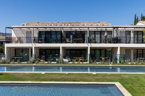 une maison avec piscine devant un immeuble dans l'établissement residentie Gaugin C4, à Malaucène
