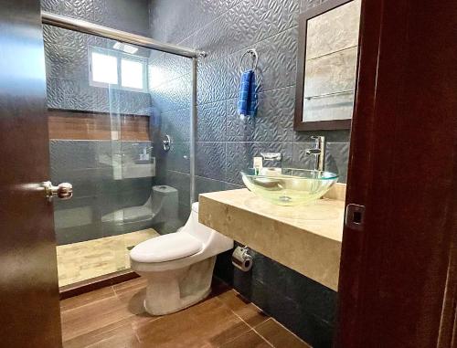 y baño con lavabo, aseo y ducha. en Sábalo Country, 2BDR Condo, en Mazatlán