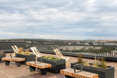 balcone con sedie e tavoli sul tetto di ARK Wembley a Londra