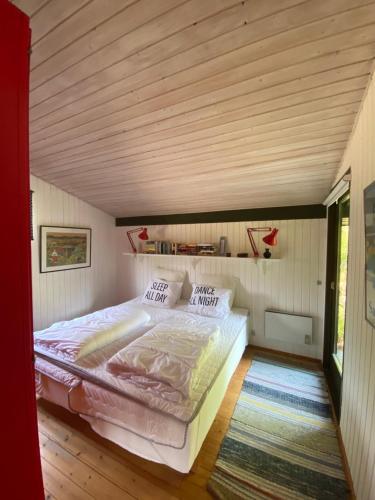 埃伯爾措夫特的住宿－Holiday Home Holmehøj，一间小房间的卧室,配有一张床铺