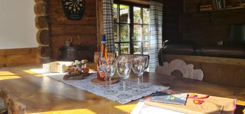 stół z trzema kieliszkami do wina. w obiekcie Pod Zlatým vrchom w Bańskiej Szczawnicy