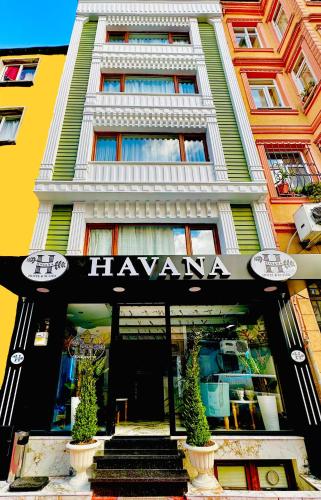 - un grand bâtiment avec un panneau hawaiiana dans l'établissement TAKSİM HAVANA HOTEL SUİTES, à Istanbul