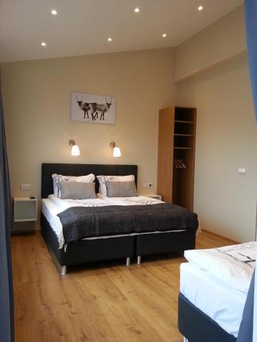1 dormitorio con 2 camas en una habitación en Díma Studio Apartments en Höfn