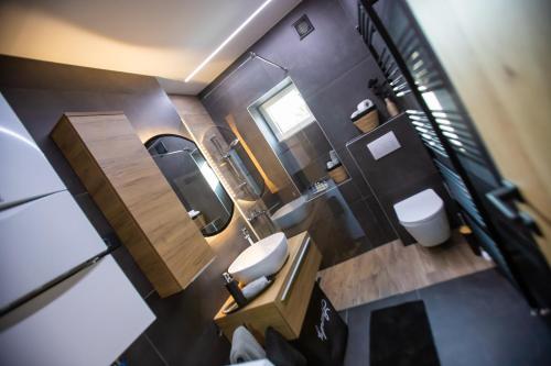 uma pequena casa de banho com WC e lavatório em Apartman Matea em Slavonski Brod