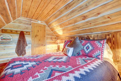 - une chambre avec un lit dans une cabane en rondins dans l'établissement Jemez Springs Cabin with Stunning Mtn Views!, à Jemez Springs
