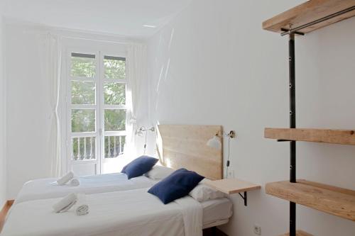 2 camas en una habitación con ventana en My Address in Sant Antoni en Barcelona