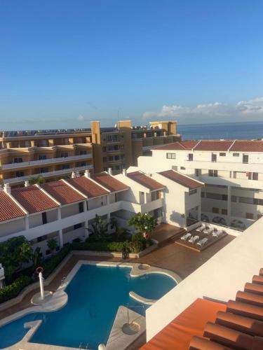 vistas a la piscina desde el balcón de un hotel en Ocean Park 7th floor sea and pool view, en Adeje