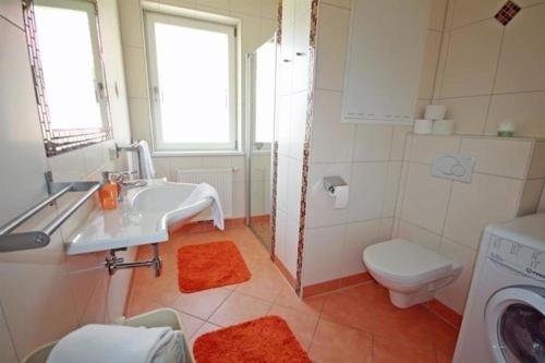 bagno con lavandino e lavatrice di Apart 15 by Alpenidyll Apartments a Schladming
