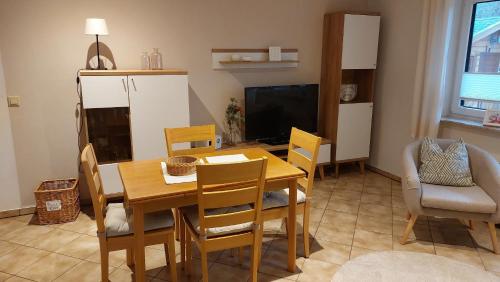 a kitchen and dining room with a table and chairs at Ferienwohnung Fackiner in Grüsen