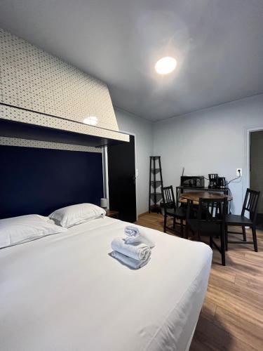 une chambre avec un lit et une table avec des chaises dans l'établissement La Suite Saphir, à Saint-Aignan