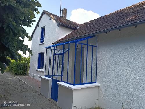 een wit huis met blauwe rand bij Maison Éclusière proche de Beauval in Noyers-sur-Cher