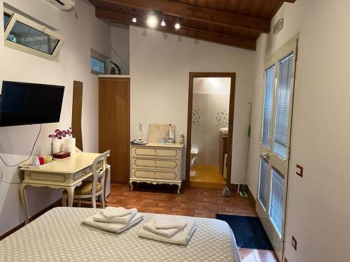 a bedroom with two beds and a desk and a sink at L'Approdo 2 in Casalnuovo di Napoli
