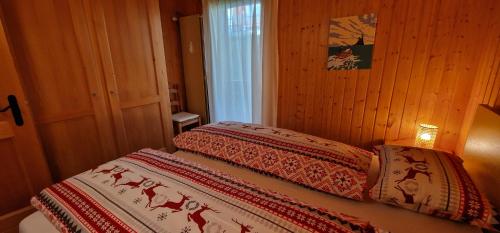 um quarto com uma cama com um cobertor em Fougère 11 em Champoussin