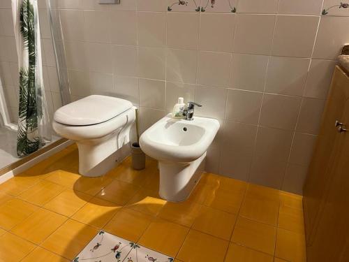 a bathroom with a toilet and a sink at L'Approdo 2 in Casalnuovo di Napoli
