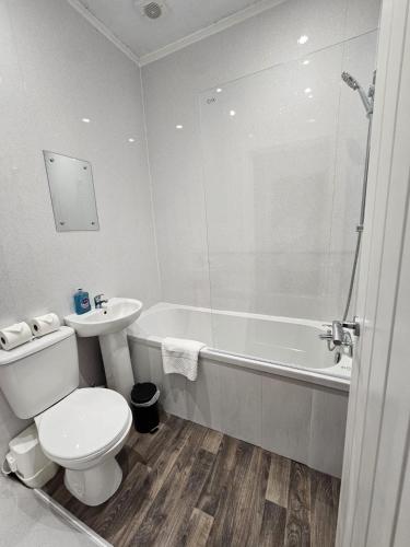 een badkamer met een toilet, een bad en een wastafel bij 16 Newcastle street by Prestige Properties Serviced Accommodation in Roose