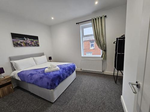 een slaapkamer met een bed en een raam bij 16 Newcastle street by Prestige Properties Serviced Accommodation in Roose