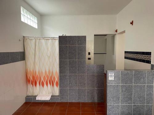 y baño con ducha y cortina de ducha. en THE VIEW HOUSE- Antigua Guatemala Toda La Casa, en Antigua Guatemala