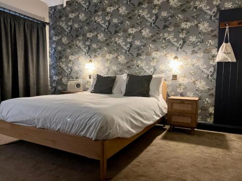 1 dormitorio con 1 cama y papel pintado con motivos florales en Kyoto Rooms Winchester en Winchester