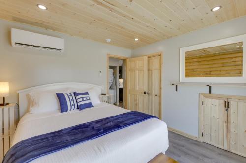 Secluded Grand Junction Getaway with Sweeping Views!にあるベッド